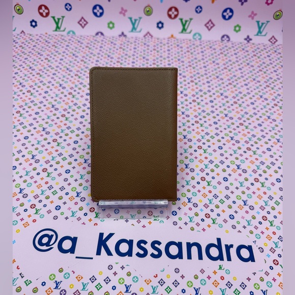 EUC Louis Vuitton Taiga Passport Holder - Picture 3 of 4